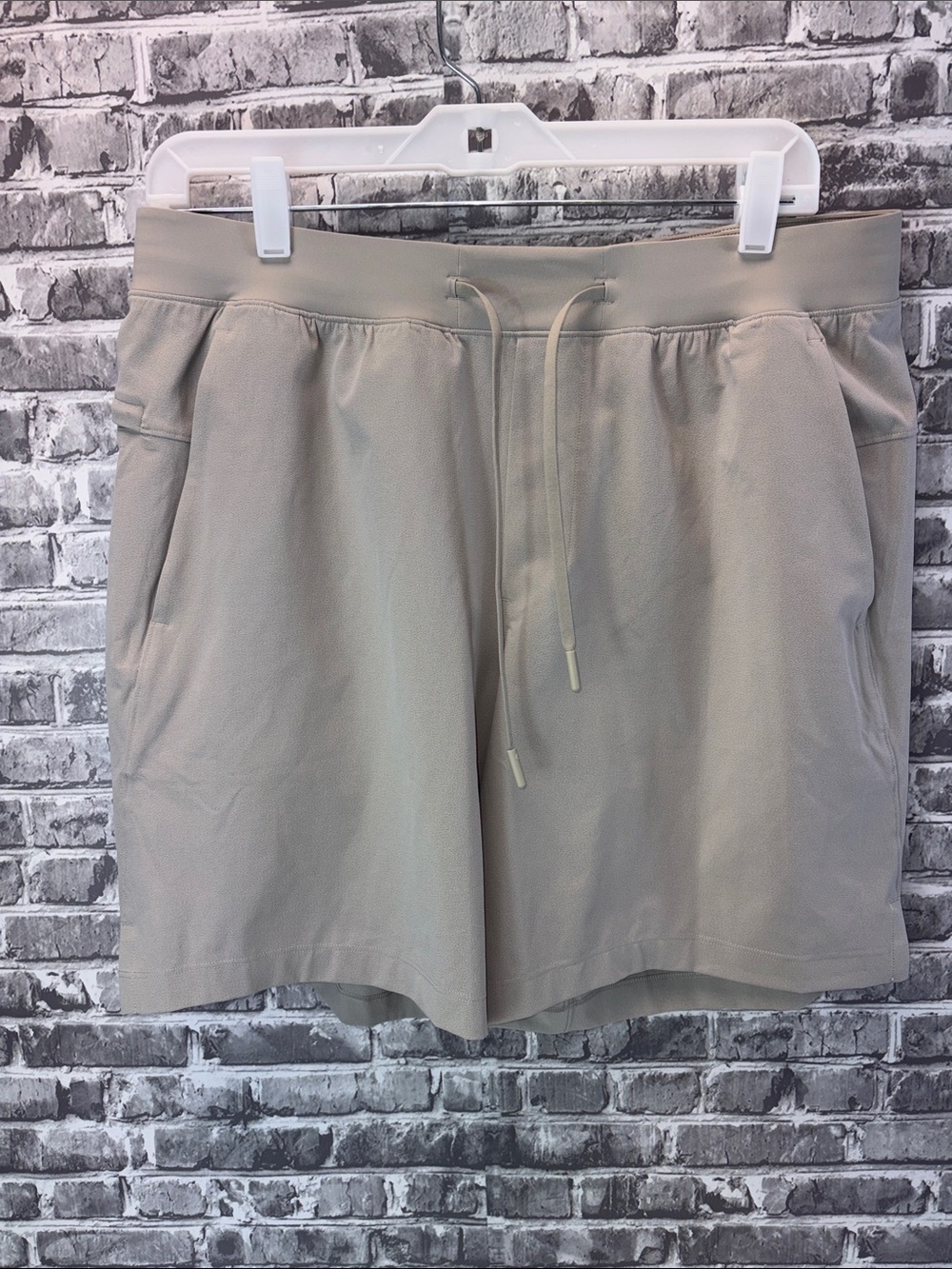 Lululemon Men’s
Everyday Drawstring Hybrid Shorts in Beige